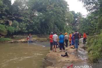 Tim gabungan melakukan pencarian anak hanyut di Sungai Ciliwung Bogor