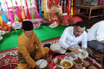 Wamenbud Giring nikmati tradisi makan Bedulang di rumah adat Melayu Belitung