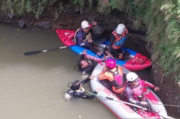 Tim SAR mengevakuasi jasad anak laki-laki hanyut di Sungai Ciliwung Bogor
