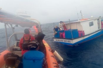Tim SAR evakuasi penumpang kapal mati mesin di perairan Wakatobi