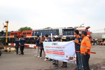 KAI Tanjungkarang imbau warga disiplin saat lintasi jalur kereta api