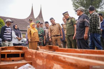 Pemkab Solok serahkan bantuan alat penangkapan ikan ramah lingkungan