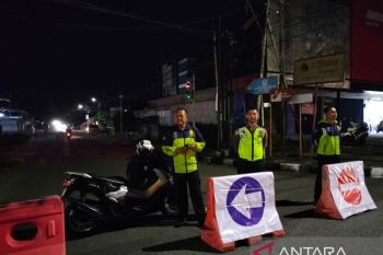 Polisi rekayasa arus di Pantai Padang saat malam tahun baru (Video)