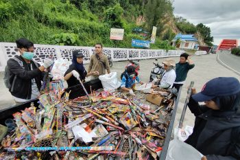 Rumah bakau Jayapura lakukan gerebek sampah di jembatan Youtefa