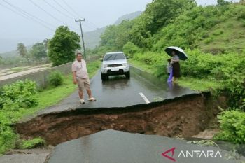 Jalan di Sekotong Lombok Barat putus akibat banjir