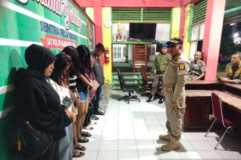Tim Gabungan Agam jaring pasangan-pemandu karoke saat pergantian tahun