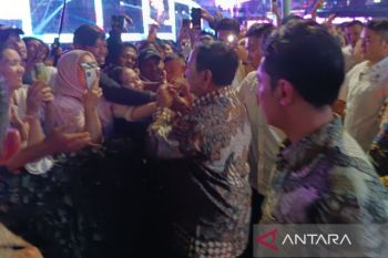 Presiden Prabowo menyapa masyarakat saat perayaan malam tahun baru di HI