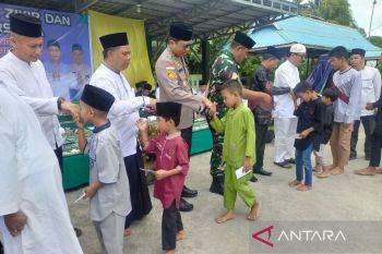 Forkopimda Natuna sambut bulan Rajab dengan menyantuni anak yatim