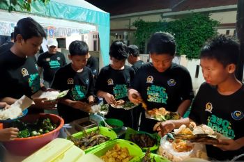Anak-anak dan orang tua berbaur pada acara "Ayo Makan Ikan"