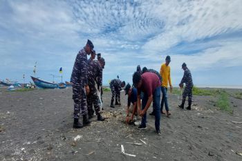 Lanal Yogyakarta gelar aksi bersih Pantai Congot