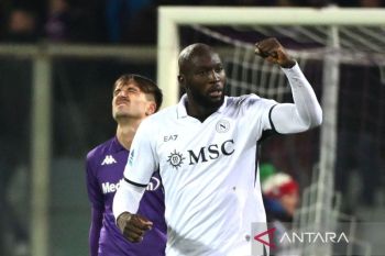 Hancurkan Fiorentina 3-0, Napoli naik ke puncak klasemen