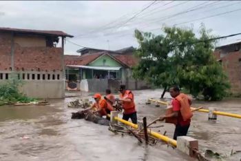BPBD Bandarlampung lakukan penyedotan air banjir yang masuk rumah warga