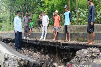 Komisi III DPRD Kulon Progo meninjau Irigasi Kamal yang ambrol