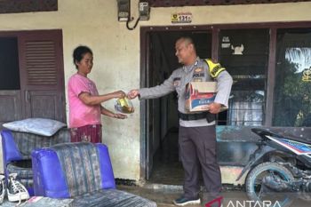 Bhabinkamtibmas Polsek Tarusan Pesisir Selatan Berikan Bantuan untuk Korban Banjir