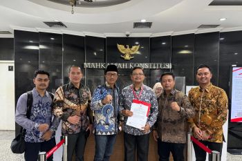 Tim Hukum Khofifah-Emil minta Tim Risma-Gus Hans tunjukkan bukti manipulasi suara