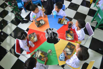 Pelaksanaan makan bergizi gratis di Padang