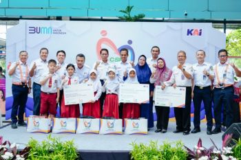 KAI serahkan bantuan sarana sekolah untuk SDN 166 Palembang