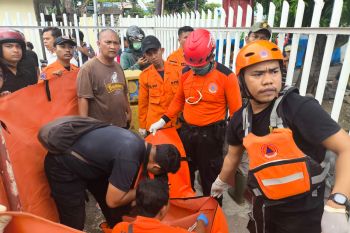 Tim Rescue Surabaya evakuasi jenazah bayi di pintu air Jagir Surabaya