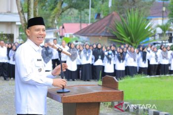 Sabar AS minta ASN layani masyarakat sepenuh hati