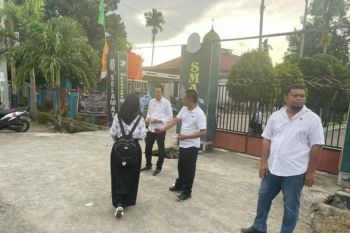 Polres Pasangkayu Sulbar gelar kampanye antinarkoba melalui pemasangan stiker