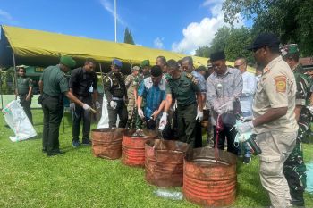 Kodim musnahkan ribuan botol miras dan obat-obat terlarang di Dompu