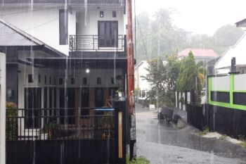 Seluruh wilayah di Kalsel berpotensi hujan lebat pada Jumat