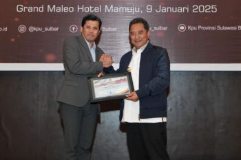 KPU Sulbar memberikan penghargaan Pj Gubernur sukseskan pilkada
