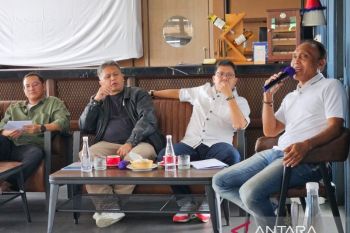 Peri Sandria berbagi pengalaman dipimpin pelatih asal Belanda