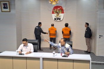 KPK menahan tiga tersangka kasus pengadaan server fiktif PT SSC