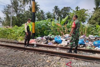 KAI Sumbar ingatkan masyarakat tidak buang-bakar sampah di rel kereta