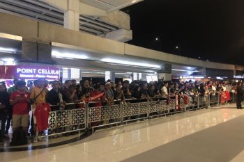 Suporter sambut kedatangan Kluivert di Bandara