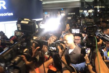Patrick Kluivert disambut suporter di Bandara Soekarno-Hatta