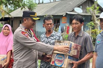 Polisi berikan bantuan ke warga korban banjir di Pesisir Barat