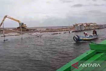 Pagar laut di pesisir laut Segarajaya Bekasi untuk pelabuhan perikanan