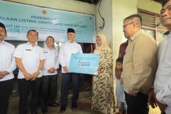 Program listrik gratis ligh up the dream PLN bantu keluarga pra sejahtera di Tanah Datar