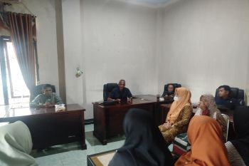 Tujuh guru honorer yang dibatalkan kelulusan PPPK mengadu ke DPRD Dompu