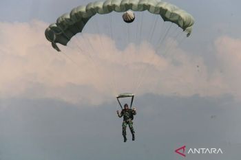 Batalyon 464 Kopasgat latihan terjun payung