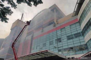 Mobil dan motor hangus terbakar di gedung Glodok
