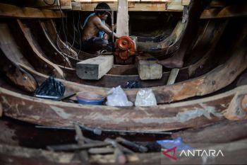 Pembuatan perahu nelayan di Kota Serang