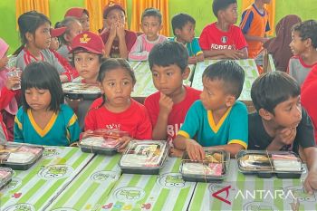 BPMP dan AWI Sultra beri 87 paket MBG ke murid SD di Pesisir Kendari