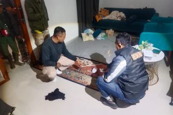 Polisi buru penyiram air keras kepada istrinya