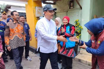 Mensos Saifullah Yusuf salurkan bantuan lansia di Sidoarjo