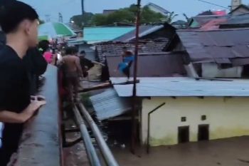 Basarnas Lampung terjunkan dua tim untuk evakuasi warga terjebak banjir