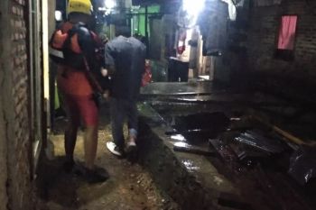 Tim SAR lakukan pencarian satu orang terseret arus