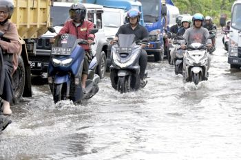 Banjir rob dan genangan air akibat hujan di Banjarmasin