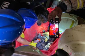 Petugas damkar sulit mencari korban kebakaran di Glodok Plaza karena banyak sekat
