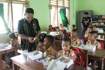 Imigrasi Labuan Bajo bagikan makanan sehat ke tiga sekolah