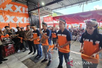 Distributor ban bagikan 500 paket bahan pokok di Kota Jayapura