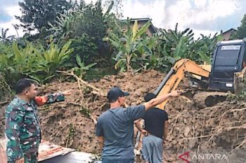 Longsor jebol dinding rumah warga di Muara Enim