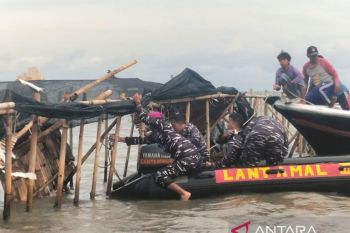 TNI AL dan warga bongkar pagar laut di Tangerang